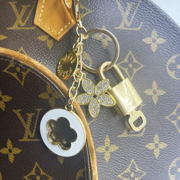 Authentic Louis Vuitton Lock & Key with Bag Charm Keychain Key Charm Chain - Picture 2 of 5